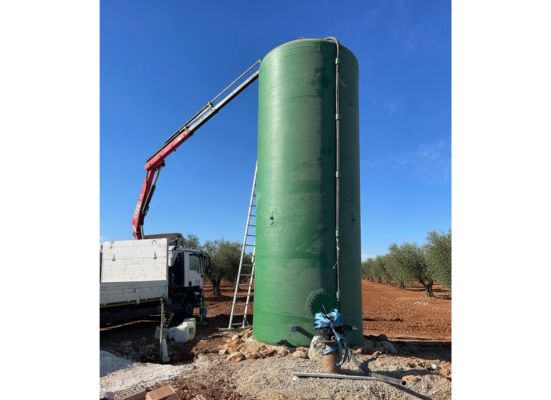 Depósito vertical de poliéster instalado para uso ganadero y almacenamiento de agua