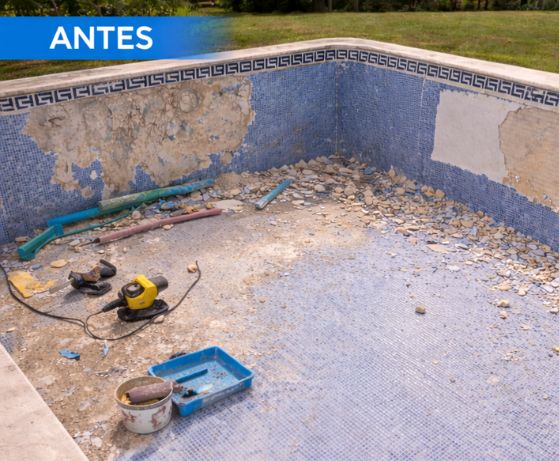 Piscina deteriorada antes del recubrimiento de poliéster, con paredes agrietadas y revestimiento antiguo